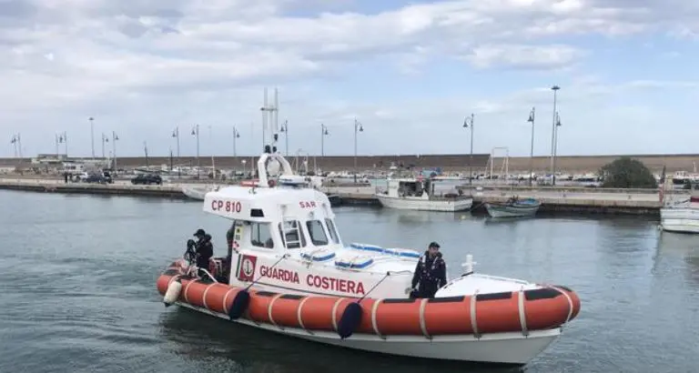 Cade dalla scogliera mentre pesca, turista muore a Stintino