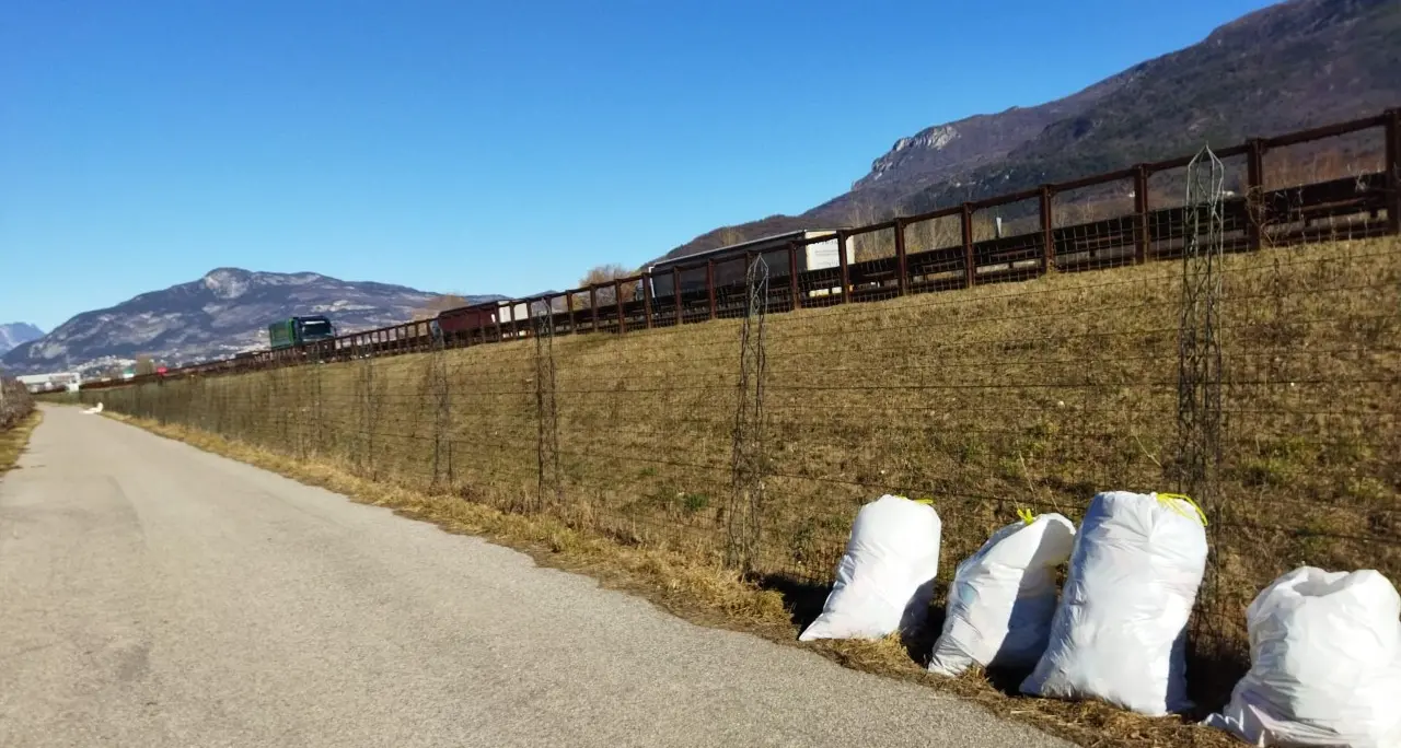 “Quei sacchi di rifiuti che giacciono da mesi lungo una strada di campagna fra Ravina e Romagnano”