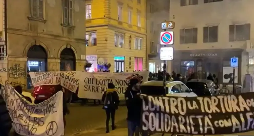 Anarchici, nuovo corteo a Trento: imbrattati di nuovo palazzi e vetrine