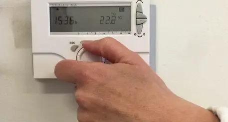 Termosifoni giù di due gradi e accesi fino a due ore in meno