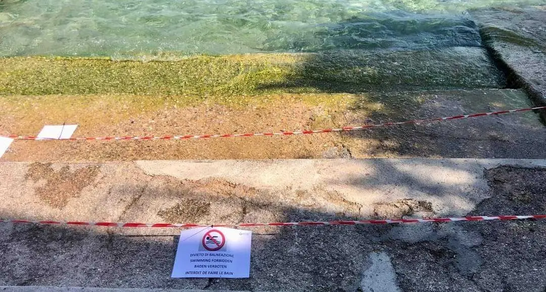 Gargnano: il divieto di balneazione è un foglio attaccato con lo scotch