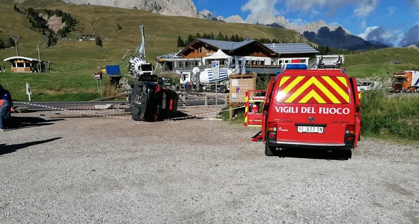 Tragedia in val di Fassa, coppia travolta dall’auto durante la passeggiata: muore 46enne