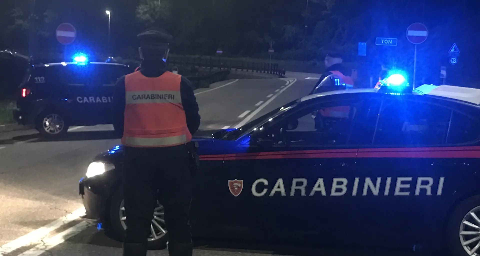 Forzano il posto di blocco alla Rocchetta: inseguiti e fermati con attrezzi da scasso