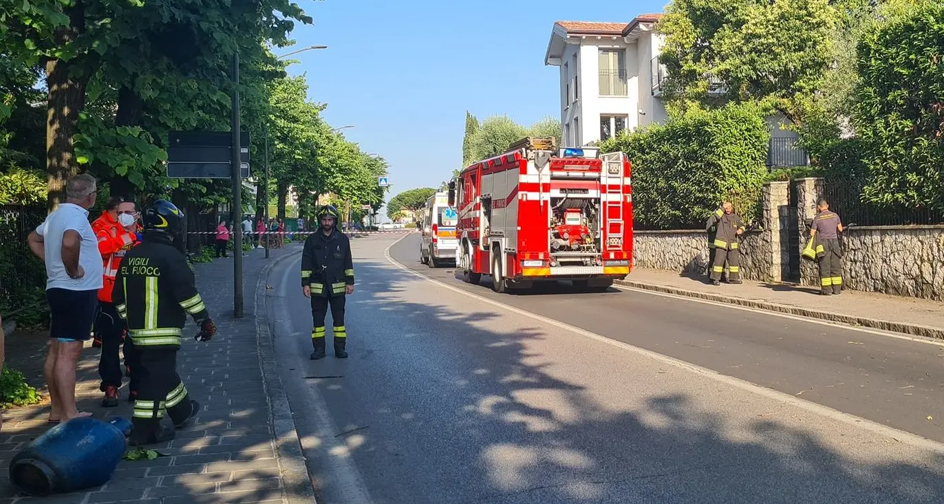 Fa troppo caldo, sul lago di Garda esplode una bombola di gas e finisce in strada