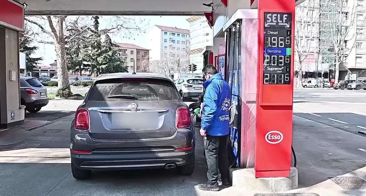 Benzina sotto i 2 euro, mini-proroga fino al 21 agosto per “salvare” le vacanze degli italiani