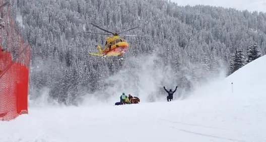 Cade con lo snowboard, gravissimo un giovane di 27 anni