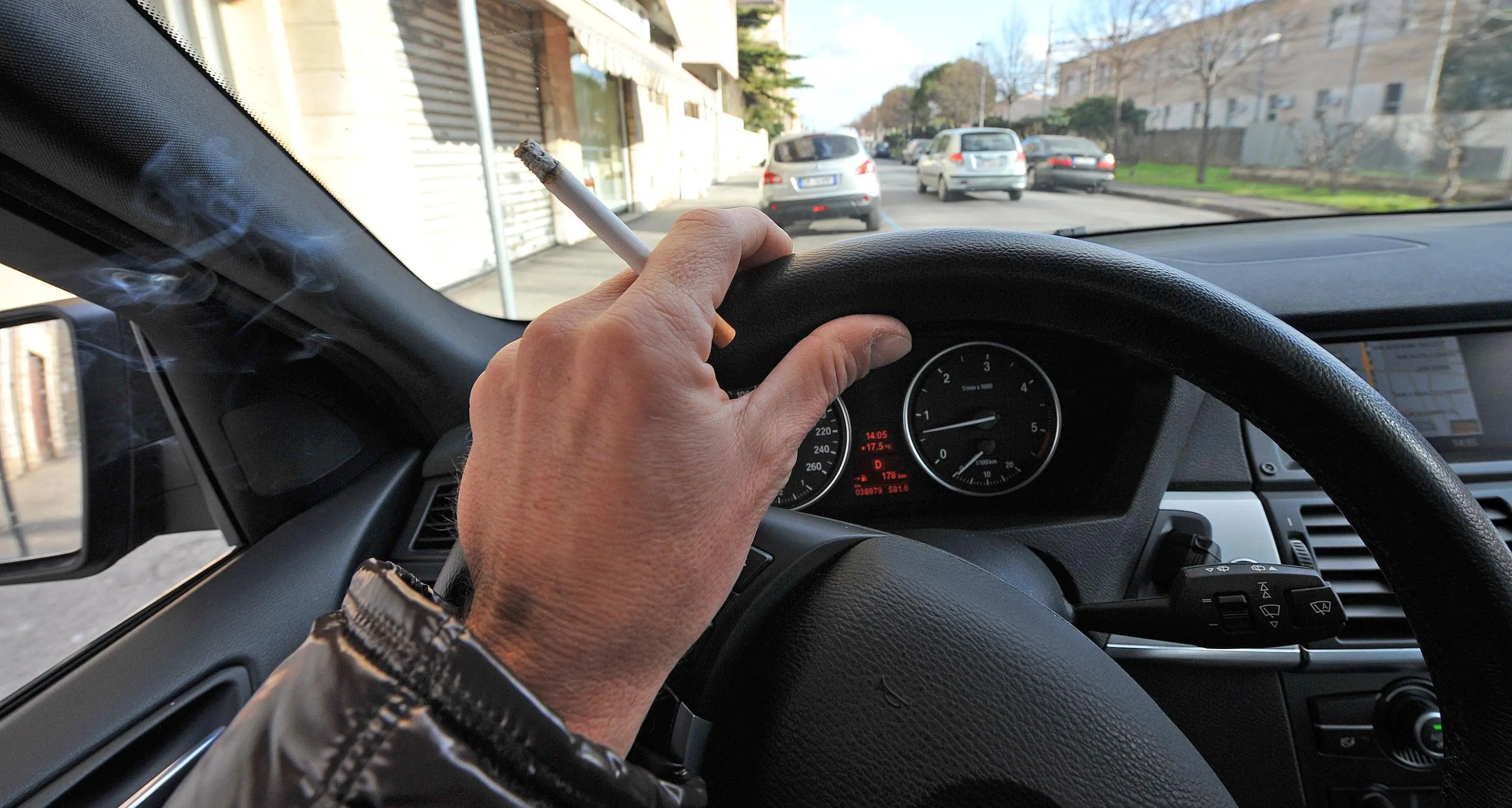 Stretta su monopattini e divieto di fumo mentre si guida