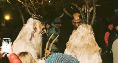 Levico: sassate, spintoni, insulti, i Krampus costretti a interrompere la sfilata