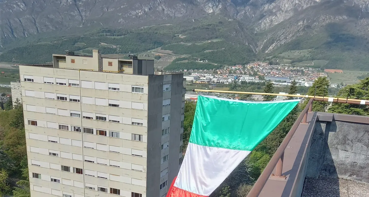 Trento, bandiere tricolori su ciascuna delle 14 torri di Madonna Bianca