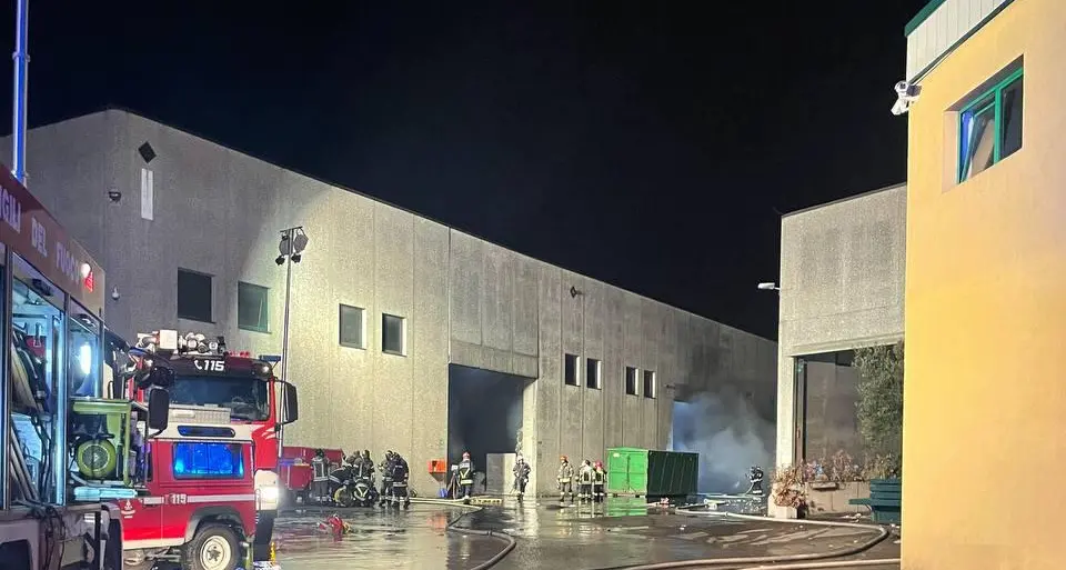 Lavis, fiamme e fumo nello stabilimento della Ricicla. Il Comune: tenete le finestre chiuse