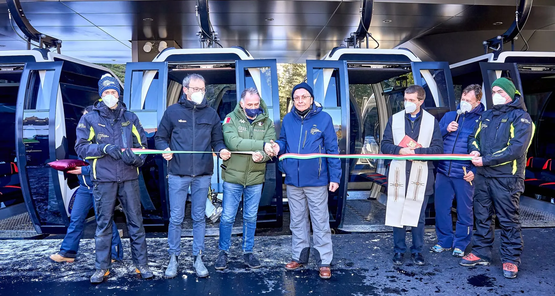 Campiglio, il ministro Garavaglia inaugura la nuova cabinovia e si concede una sciata (in jeans)