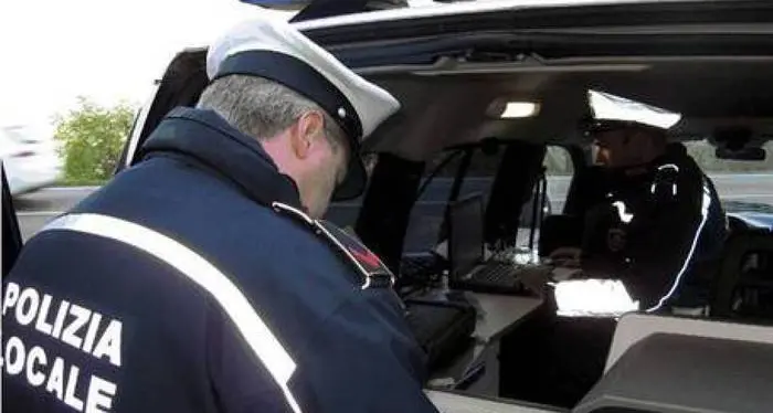 Incidente stradale mentre era ubriaco: la vettura confiscata diventa un’auto della polizia locale