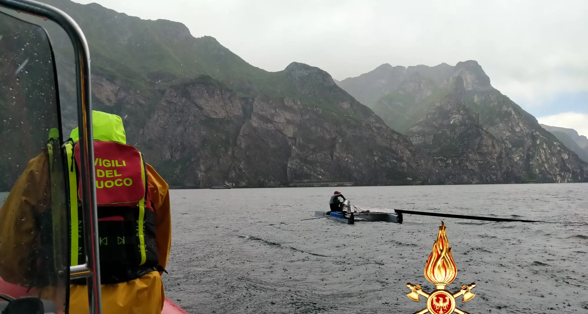 Si rompe l’albero del catamarano, velista soccorso nel lago di Garda