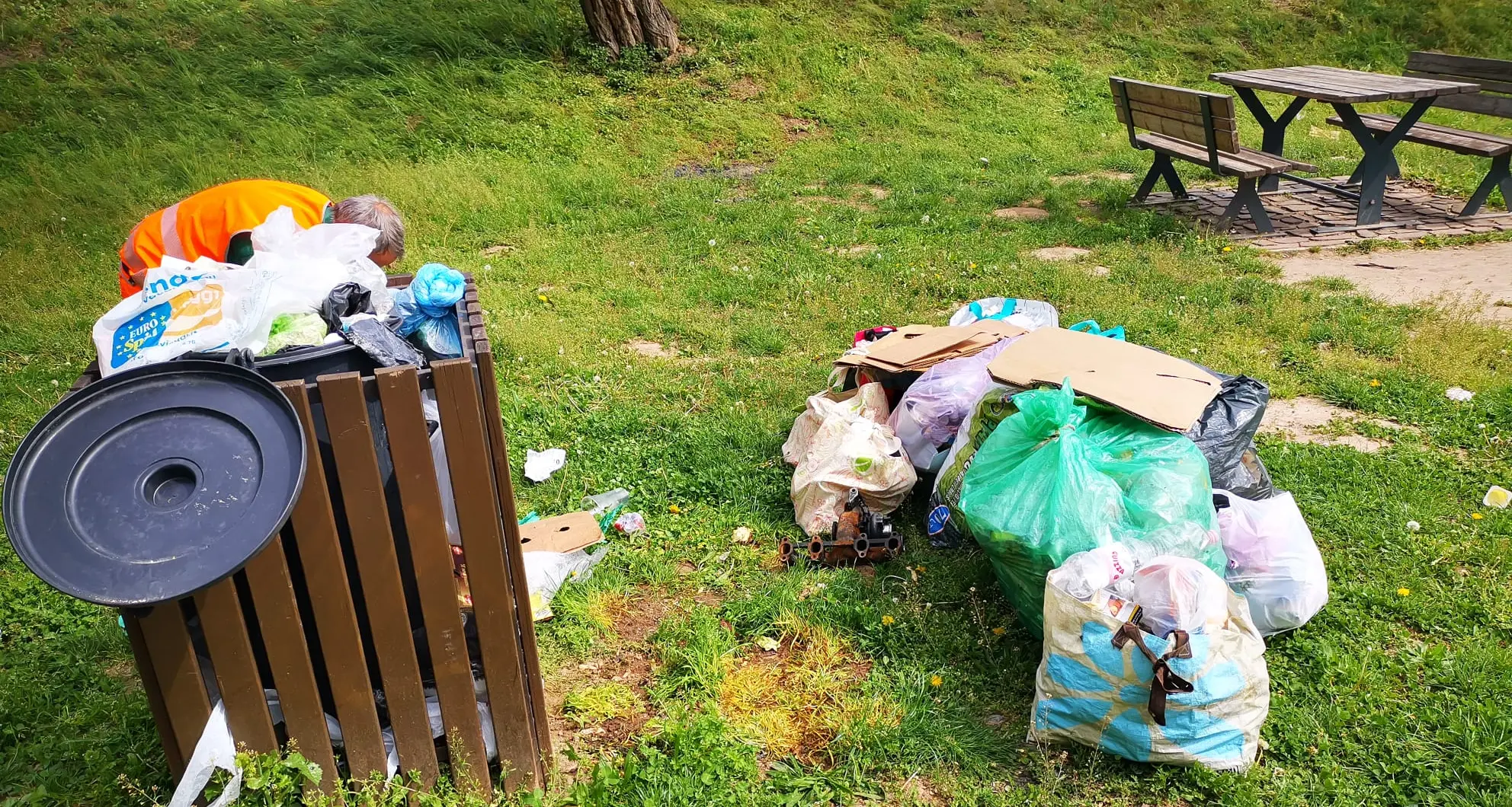 Entrano nella strada vietata e campeggiano lasciando i rifiuti
