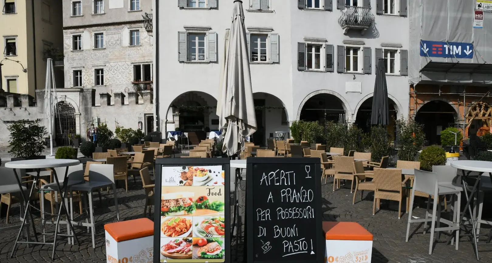 Servizio al tavolo all’aperto per bar e ristoranti, in Trentino domani si parte: approvata la delibera con tutte le regole