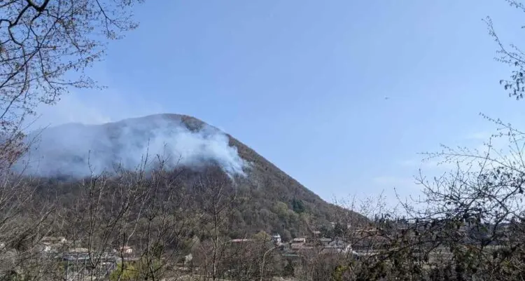 Allarme incendi, bruciano anche i boschi sopra il Garda