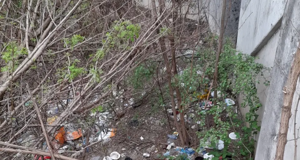 Trento, montagne di rifiuti (pure un boiler) abbandonati a un passo dell’area sportiva di via Fersina
