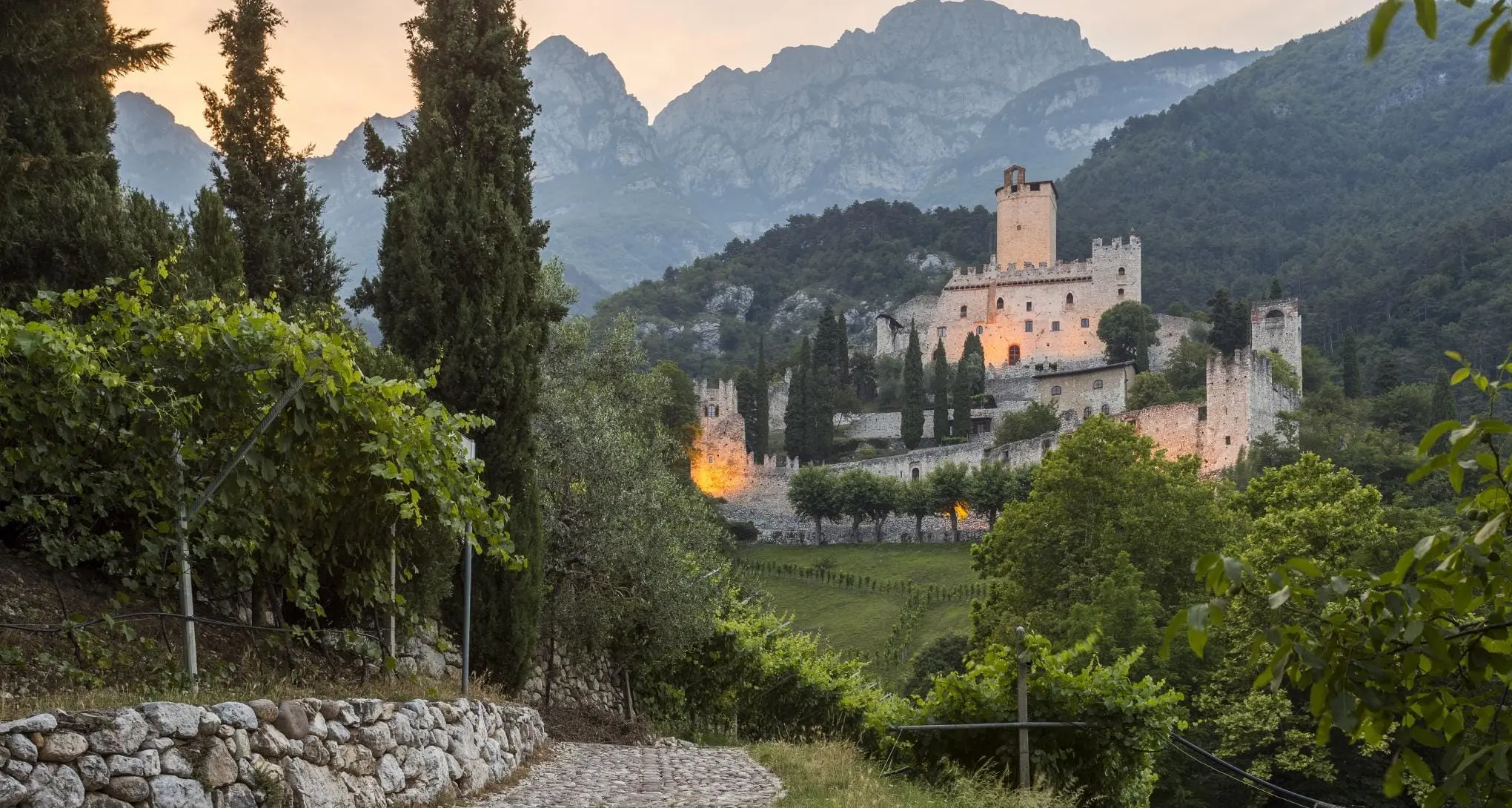 Al castello di Avio arriva “Herbarium”, la mostra mercato dedicata ai fiori