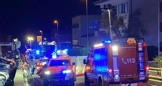 Travolta da una moto mentre attraversa col monopattino: morti due ragazzi