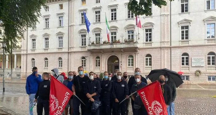 I lavoratori della Sicor protestano davanti al palazzo della Provincia