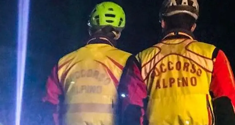 Lasciano il sentiero e finiscono in una zona impervia: salvati dal soccorso alpino in val di Fassa