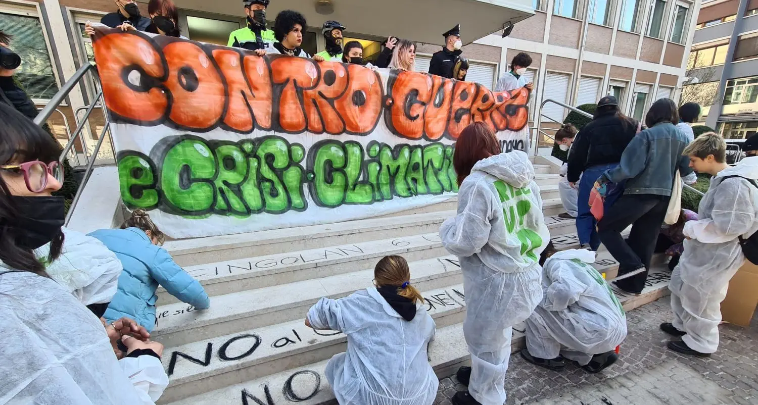Trento, Friday for the future: scritte e carbone davanti al palazzo del commissario del governo