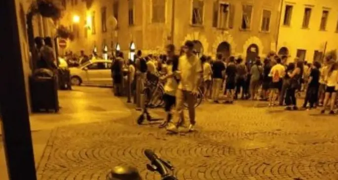 Trento, un’altra notte difficile in centro per la “mala-movida”: musica disco e rissa