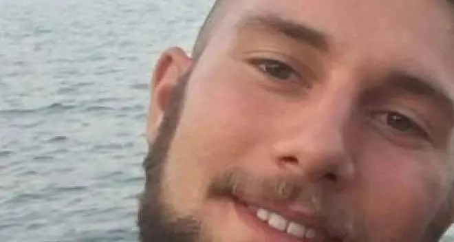 Colpito sul casco da una civetta, 24enne cade in moto e muore