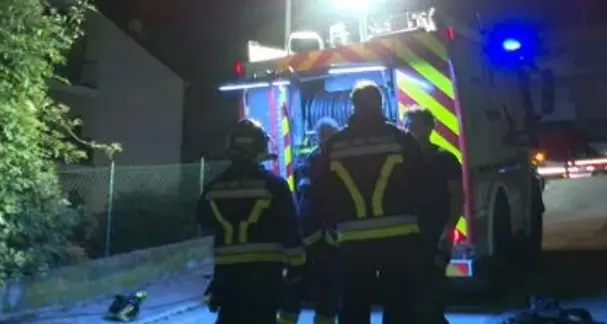 Romagnano, incendio nel garage: palazzina evacuata e due intossicati