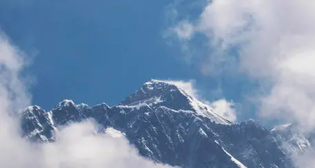 Sull'Everest si perdono oltre 2 metri di ghiaccio l'anno