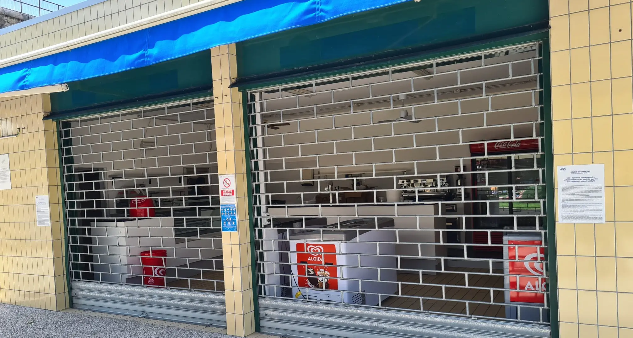 «Sabato di solleone al lido Manazzon. Ma il bar e la vasca dei tuffi sono desolatamente chiusi»