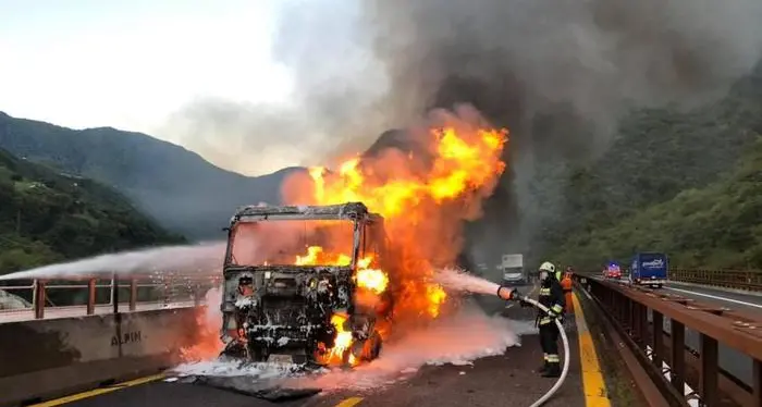 Grave incidente in A22, coinvolti dei mezzi pesanti