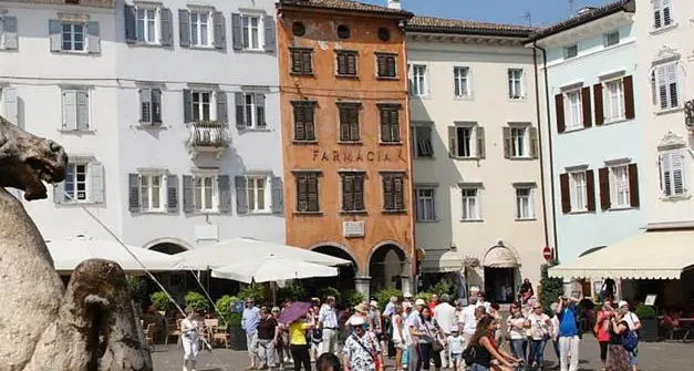 Trento, la pandemia dimezza i turisti