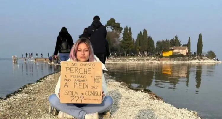 Garda, allarme siccità. «A febbraio a piedi sull’Isola dei conigli, perché?»