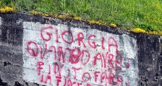 “Farai la fine di Benito”, la scritta contro Giorgia Meloni a Castel Condino, Urzì: “Nella società provocatori seriali”