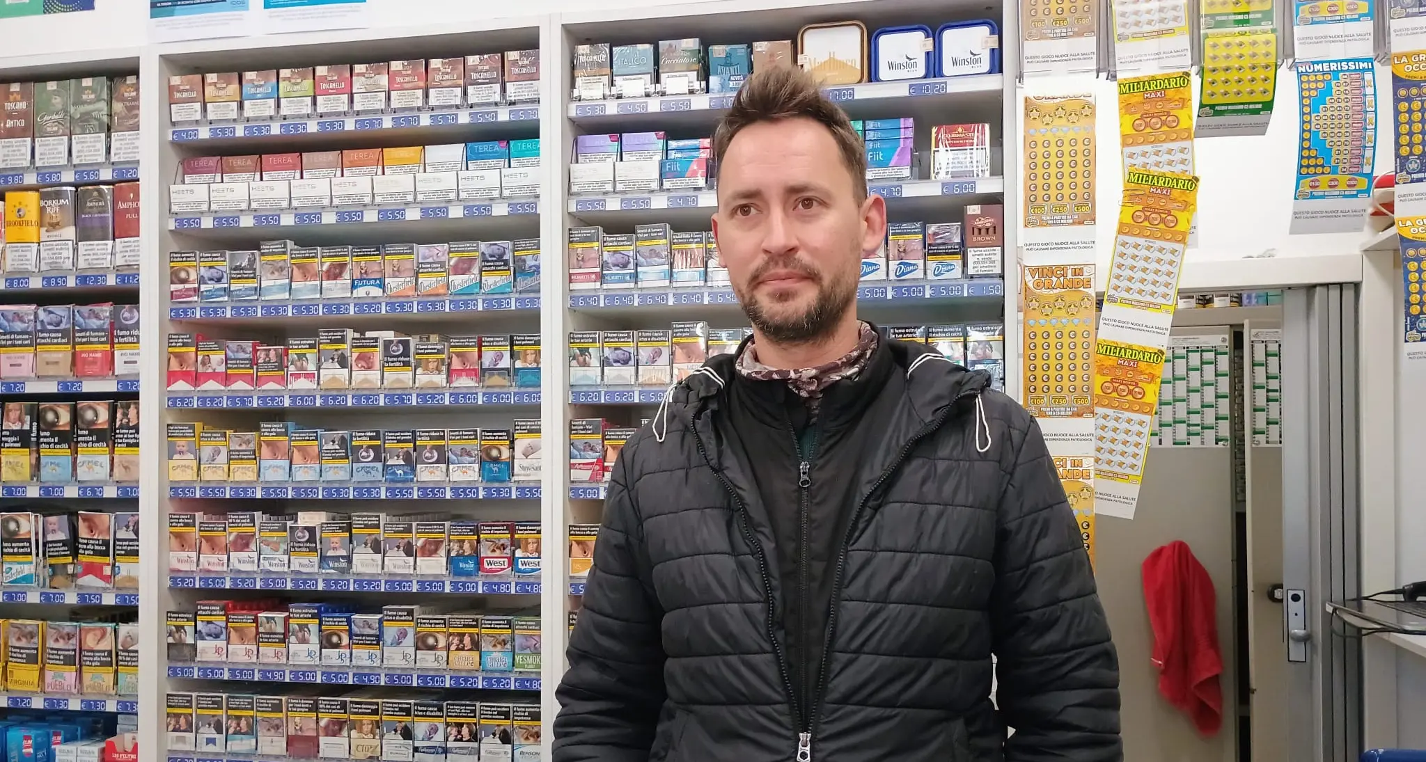 Edicolante rapinato e ferito al volto a San Donà, parla il fratello: «Spavento e dolore, ma sta bene»