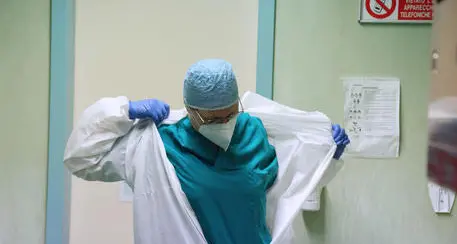 Il vescovo incontra gli operatori della sanità trentina: «Per loro un grande carico psicologico che spesso diventa fatica»