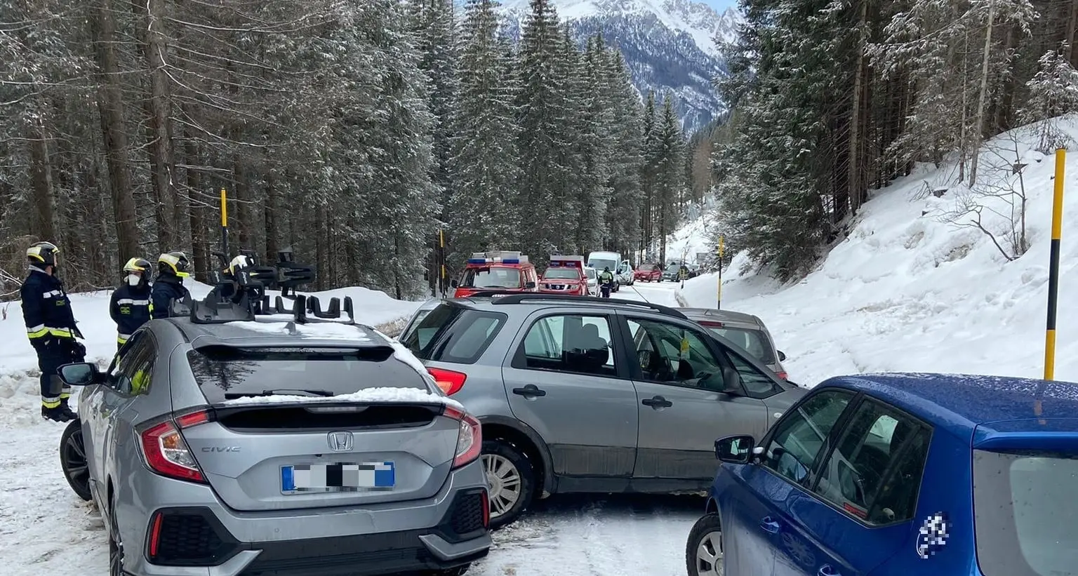 “Traditi” dalla breve nevicata: carambola fra 5 auto al San Pellegrino