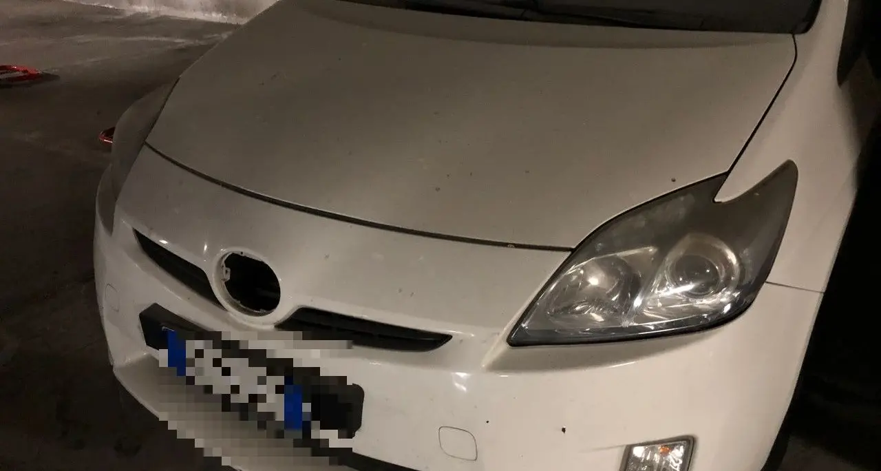 Trento, raid vandalico nel garage del Tridente: in azione i ladri di stemmi delle auto