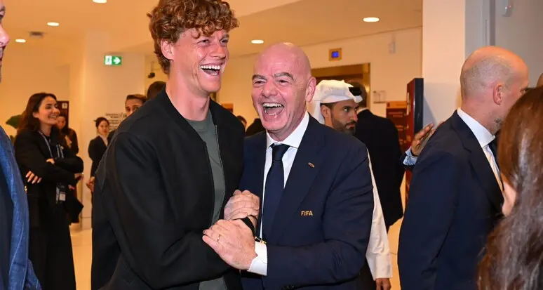 L’incontro tra Infantino e Sinner: a Doha il Presidente Fifa da “tifoso”