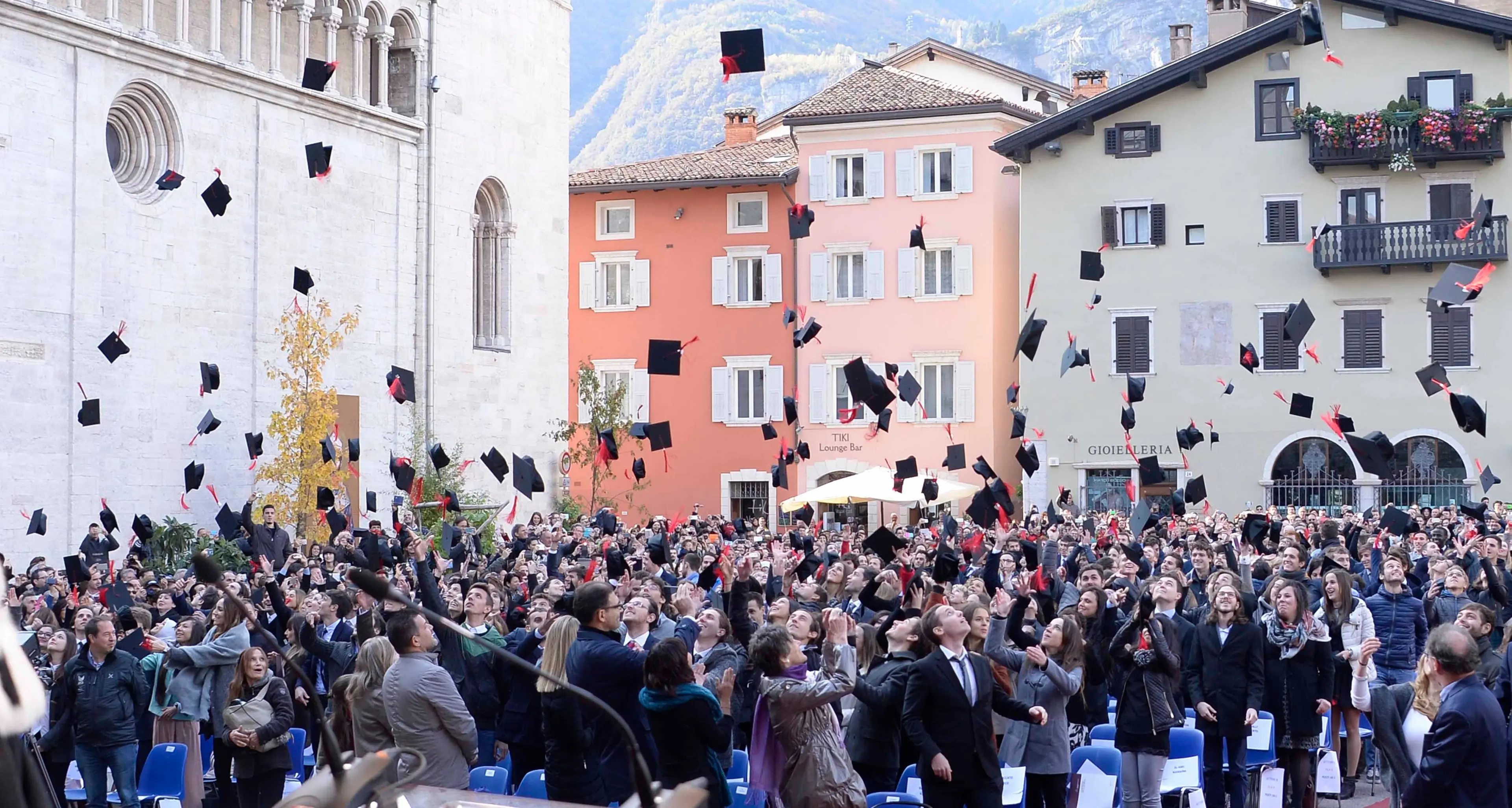 Trento, la cerimonia delle lauree torna in piazza ma senza il lancio dei tocchi