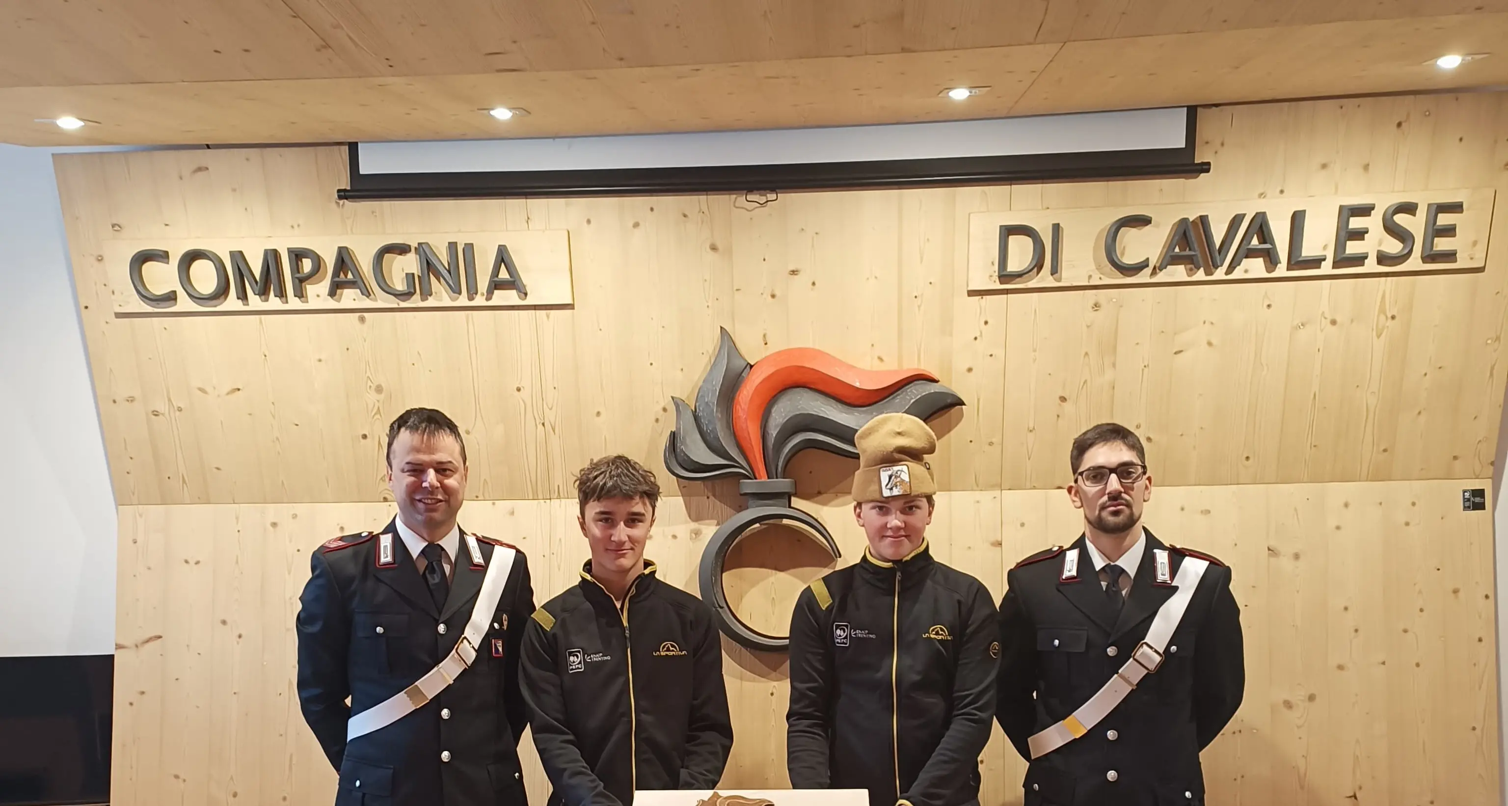 L’incontro tra ENAIP e Carabinieri di Cavalese: il dono degli studenti al Comando