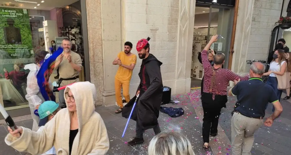 Mascherata No Tav a Trento: attivisti travestiti da personaggi di Guerre stellari all’attacco dell’ “imperatore Ianeselli” e di “Darth Fugatter”