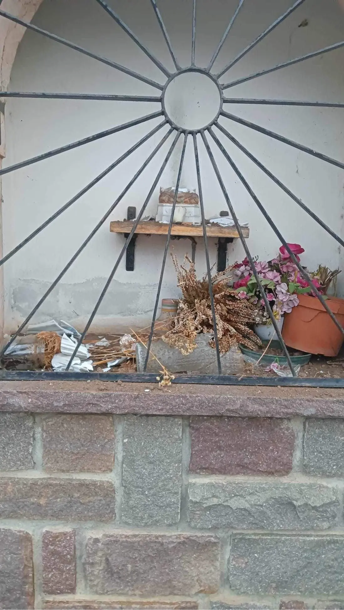 Meano, ora i vandali se la prendono con il capitello votivo