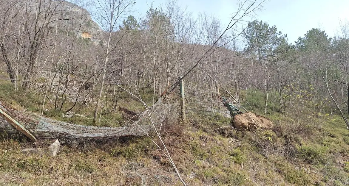 Vallarsa, crolla una parete di roccia: chiude al traffico la SS46