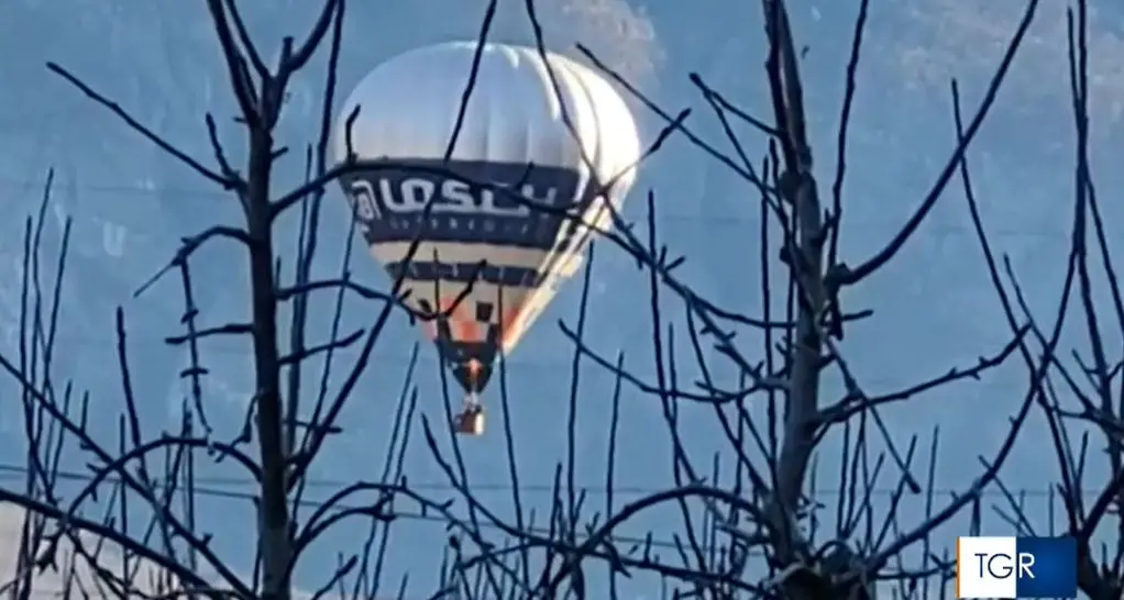 La mongolfiera decolla a Dobbiaco: raffiche di vento, atterraggio di emergenza nei campi a Trento