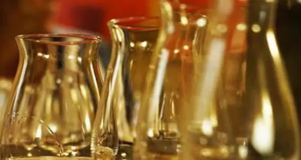 Maschio, over 40, con capacità di spesa medio-alta: ecco l’identikit di chi ama la grappa