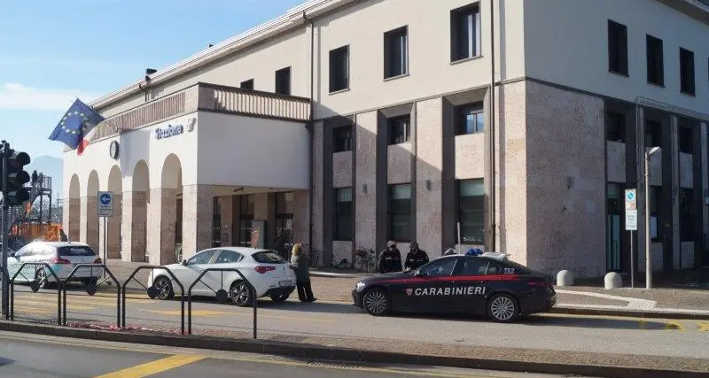 Ruba il cellulare a una studentessa sul treno, ma lei riesce a localizzarlo: arrestato dai carabinieri alla stazione di Rovereto