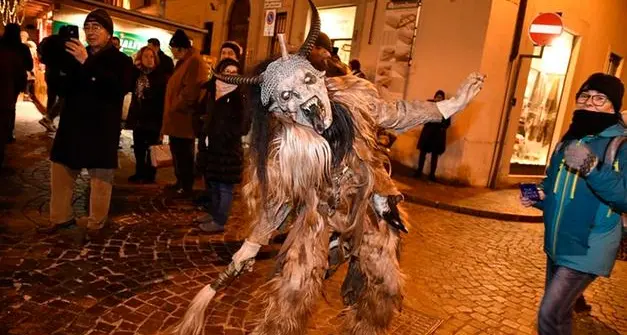 A Levico Terme i Krampus presi a calci e sassate da dieci minorenni