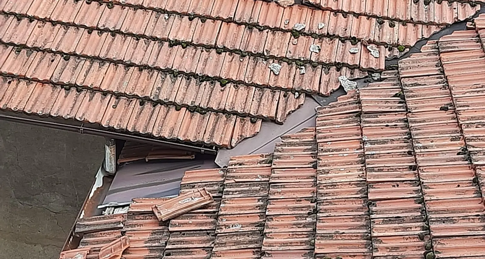 Nave San Rocco: “Vivo con mio figlio in una casa dove scende l’acqua dal soffitto”